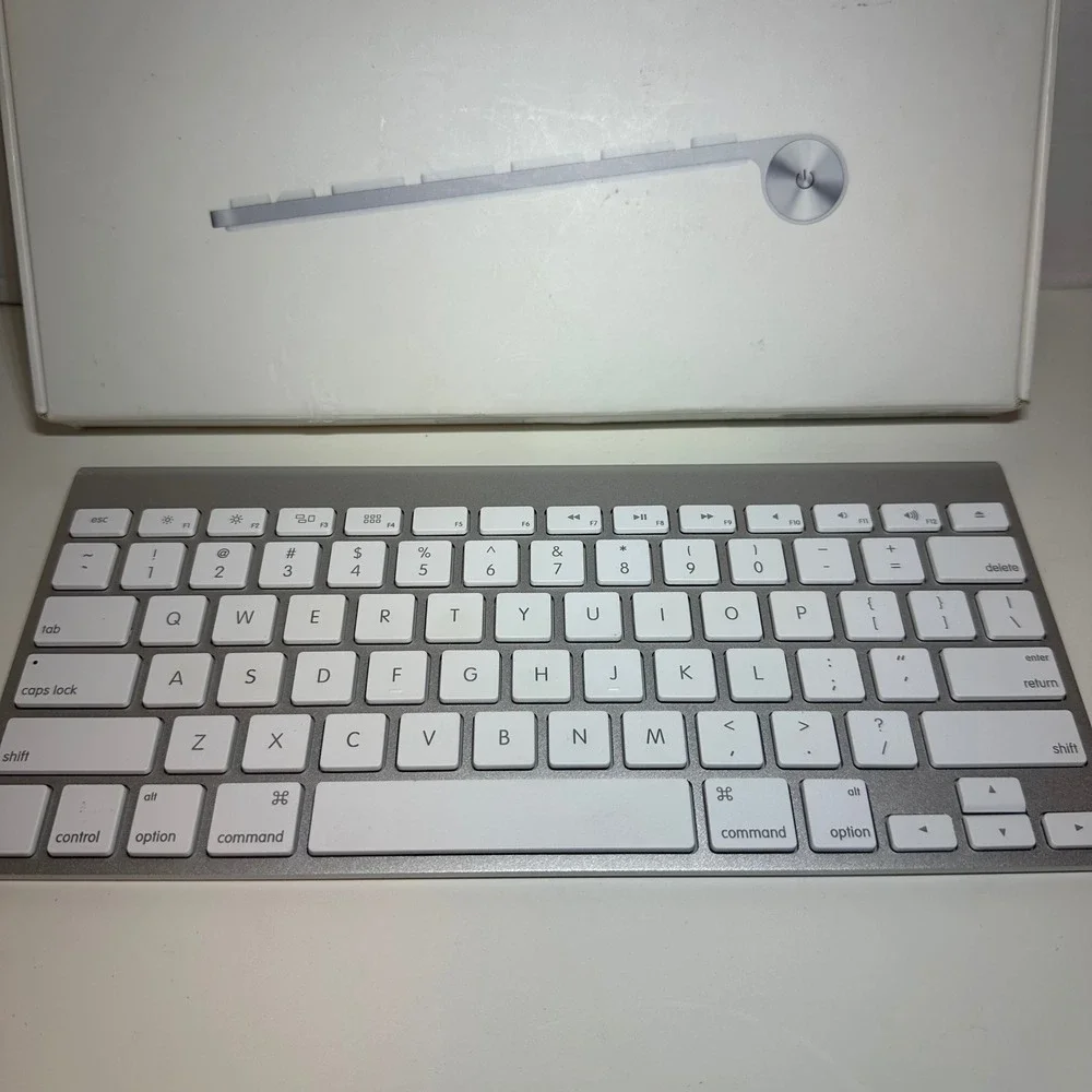 Apple A1314 Wireless Bluetooth Keyboard MC184LL/B Silver Box Tested Works